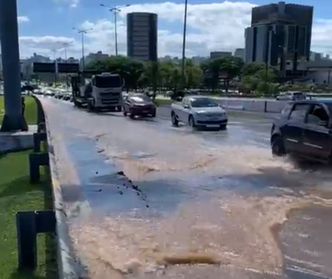 Rompimento De Adutora Complica Tr Nsito Na Avenida Gustavo Richard