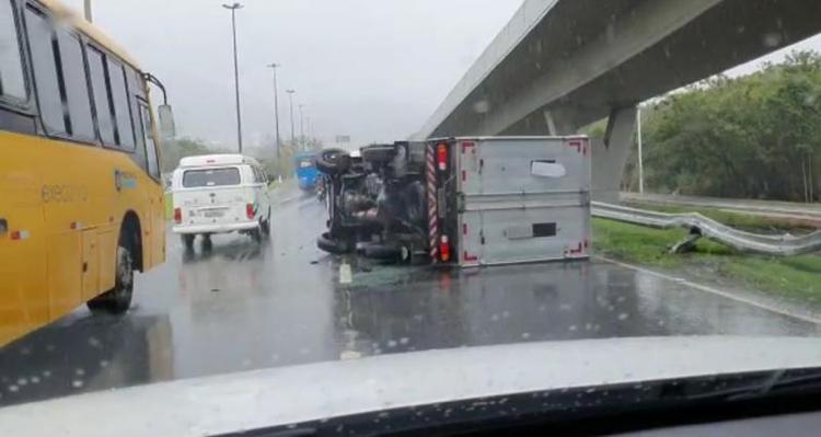 Caminhão tombado Itacorubi