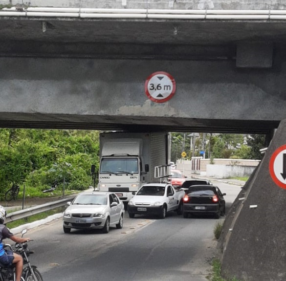 Caminhão no Viaduto do Pacheco