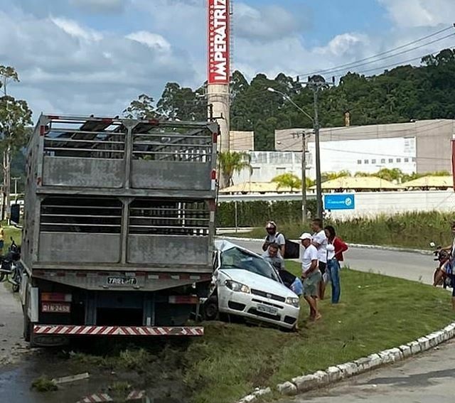 Caminhão e Carro BR-282