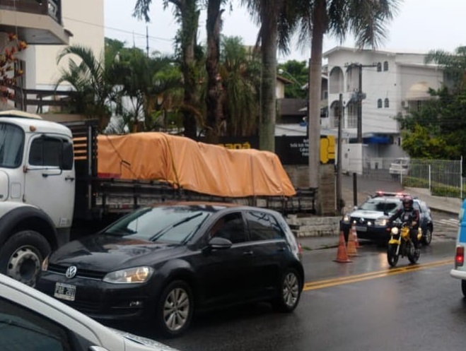 Caminhão na Rua Deputado Antônio Edu Vieira