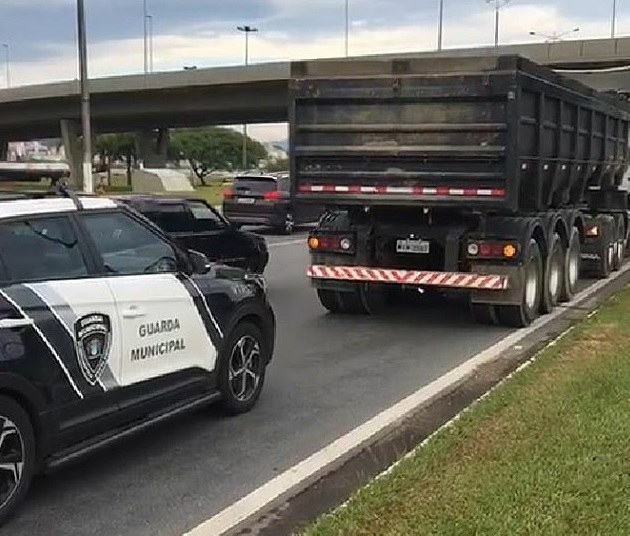 Caminhão quebrado Elevado