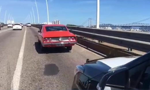 Carro vermelho Ponte