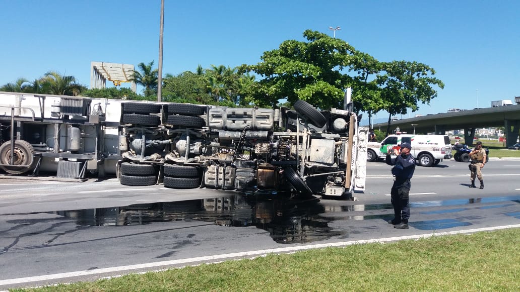 Caminhão tombado Ilha saída