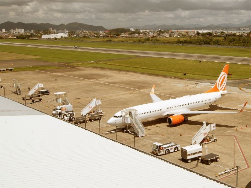 avião da gol no aeroporto