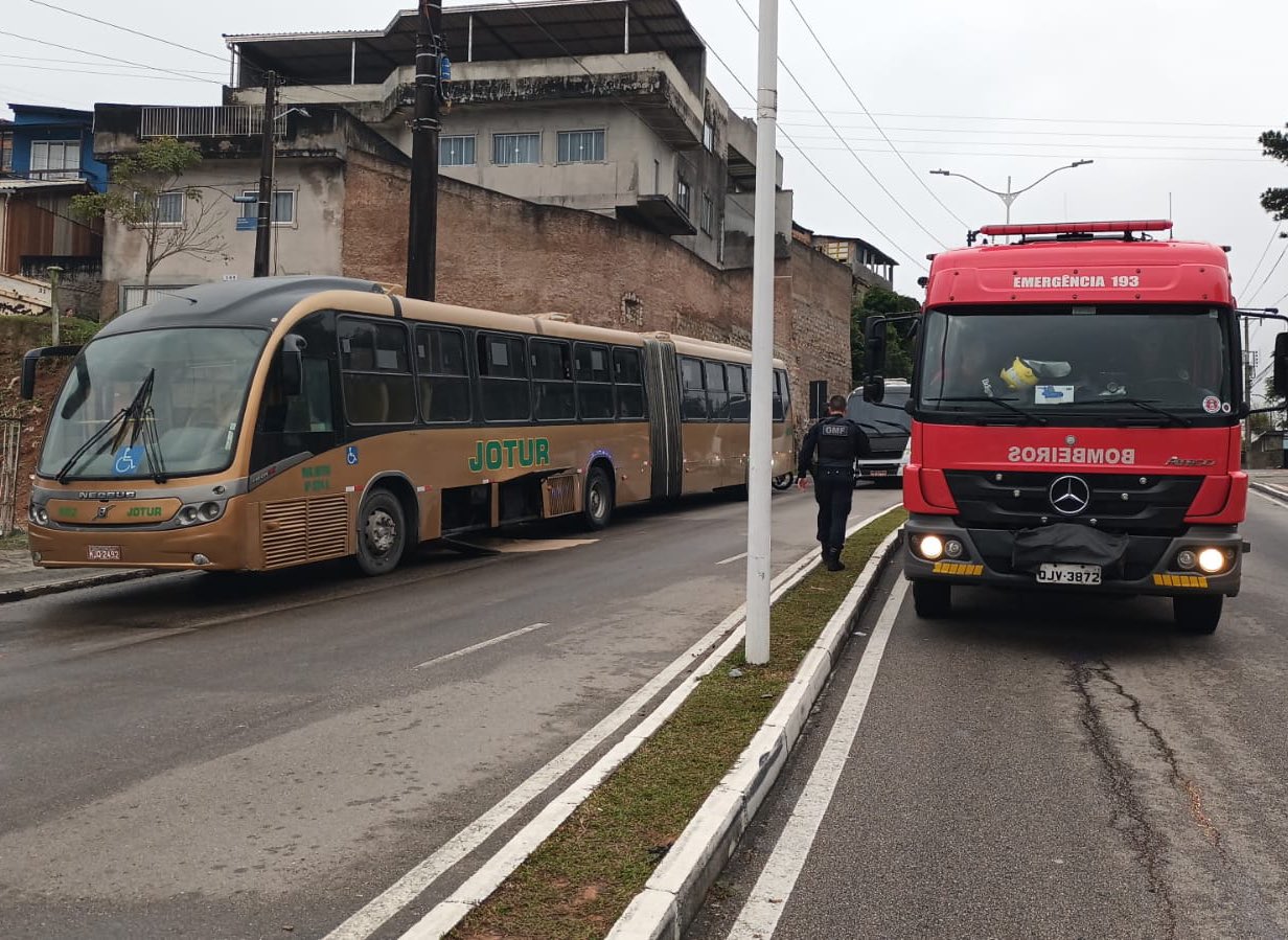 ônibus com princípio de incêndio