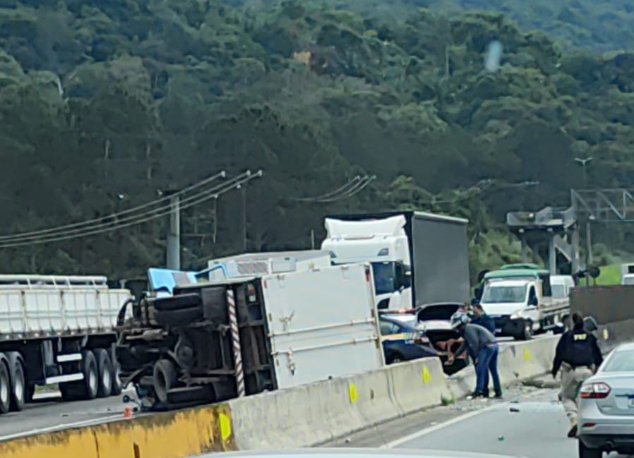 colidiu contra a mureta