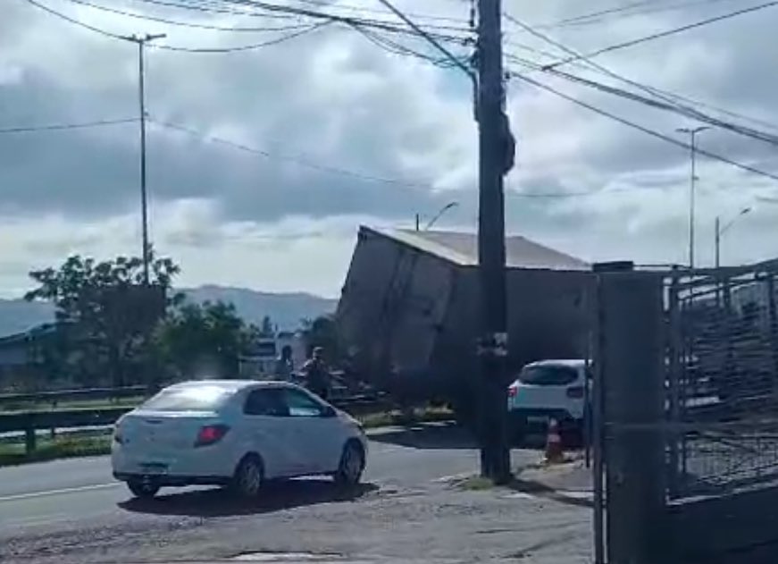 caminhão colidiu contra o