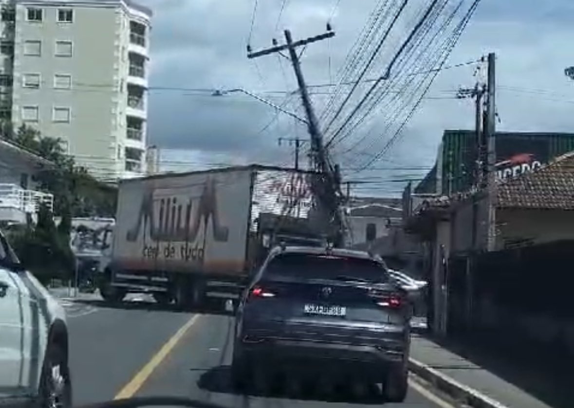 colisão de caminhão contra poste