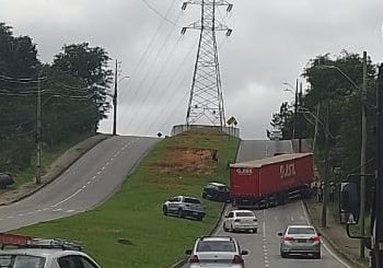 uma carreta perdeu tração