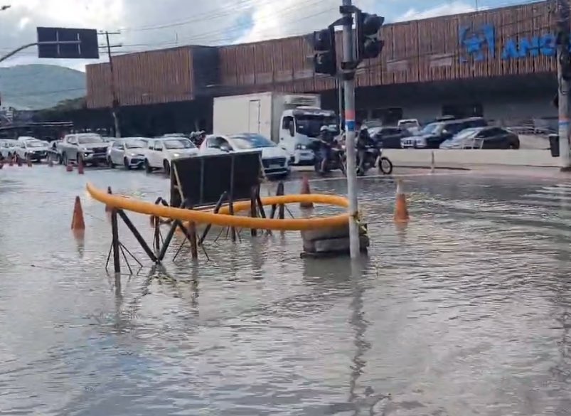 adutora da CASAN Avenida Madre Benvenuta