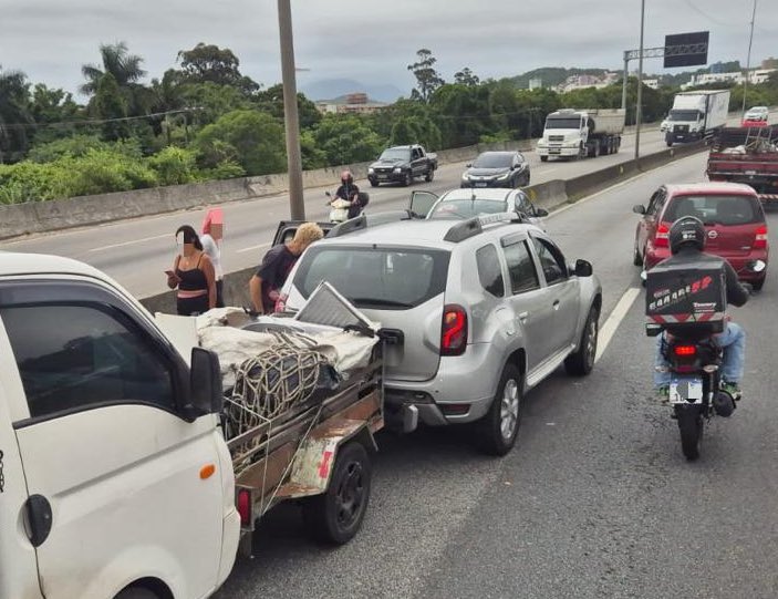 Colisão de veículos na faixa da esquerda BR-101