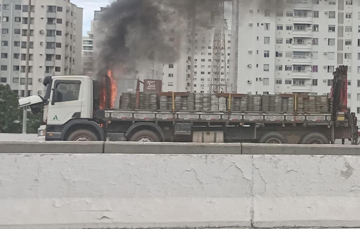 caminhão em chamas via expressa br-282