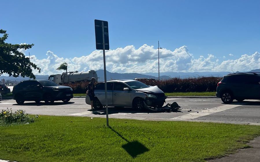 colisão envolvendo dois veículos Beira-Mar Norte