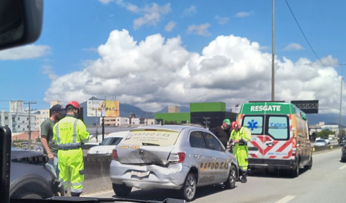 colisão traseira na faixa da esquerda br-101