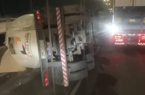 Tombamento de carreta br-101