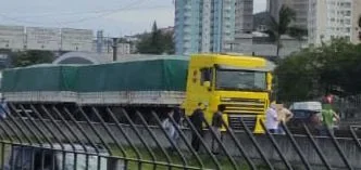 Colisão envolvendo moto e caminhão BR-101