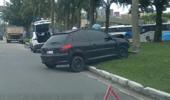 Colisão envolvendo três veículos rodovia gustavo richard