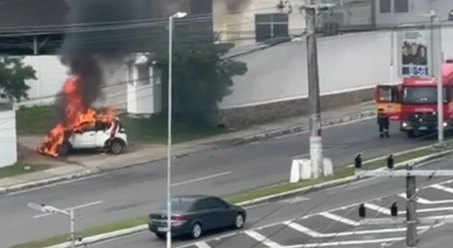 Incêndio em veículo causa lentidão na Avenida Governador Ivo Silveira