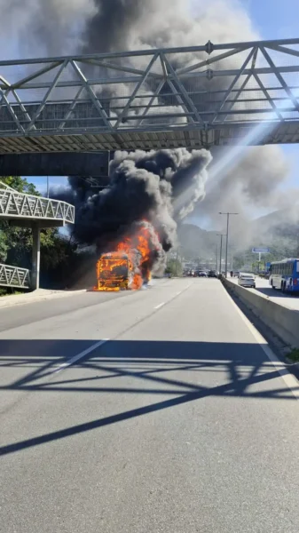 Ônibus em chamas na SC-401