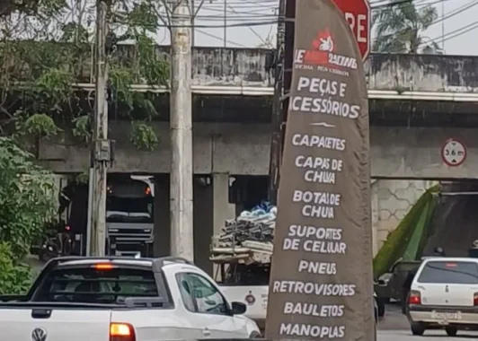 caminhão trancado embaixo do viaduto