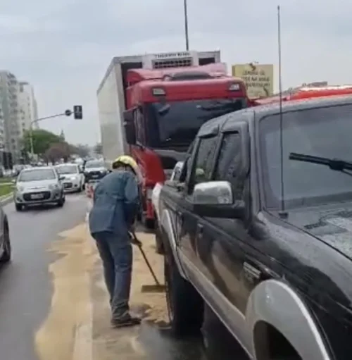 colisão de veículos em frente Avenida Beira-Mar Norte