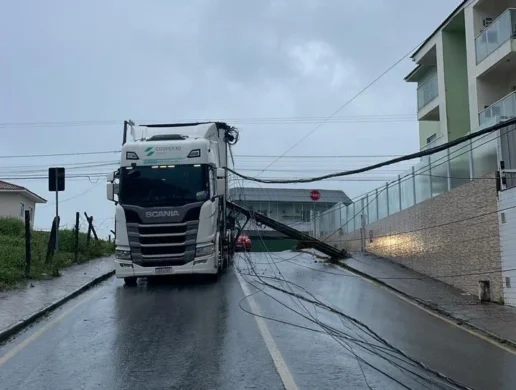 queda de um poste na via