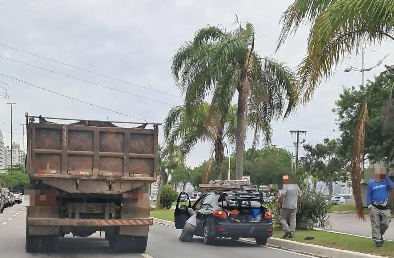 Avenida Beira-Mar Norte Veículo com problema mecânico parado na faixa