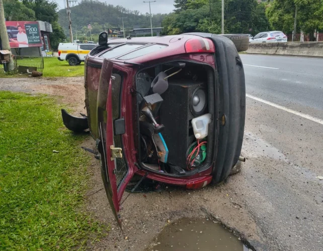 Veículo tombado no acostamento sc-401