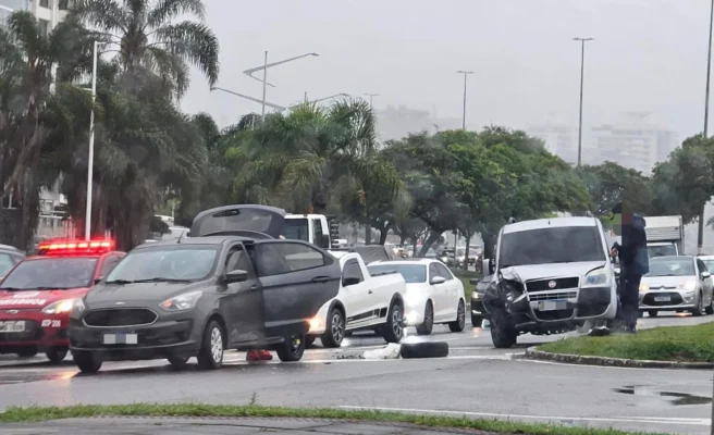 colisão entre veículos na proximidade avenida beira-mar norte