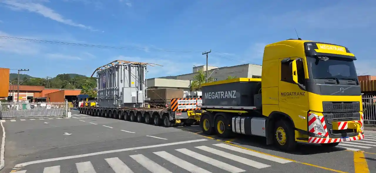 veículo com carga excedente com 27 eixos