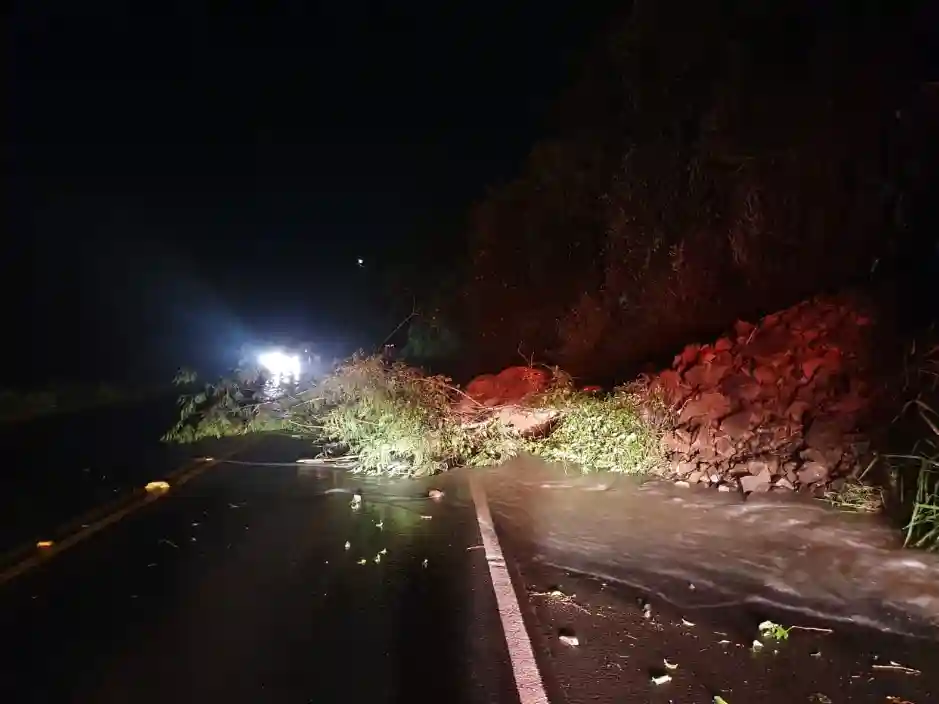 Queda de Barreira Rodovia em meia pista