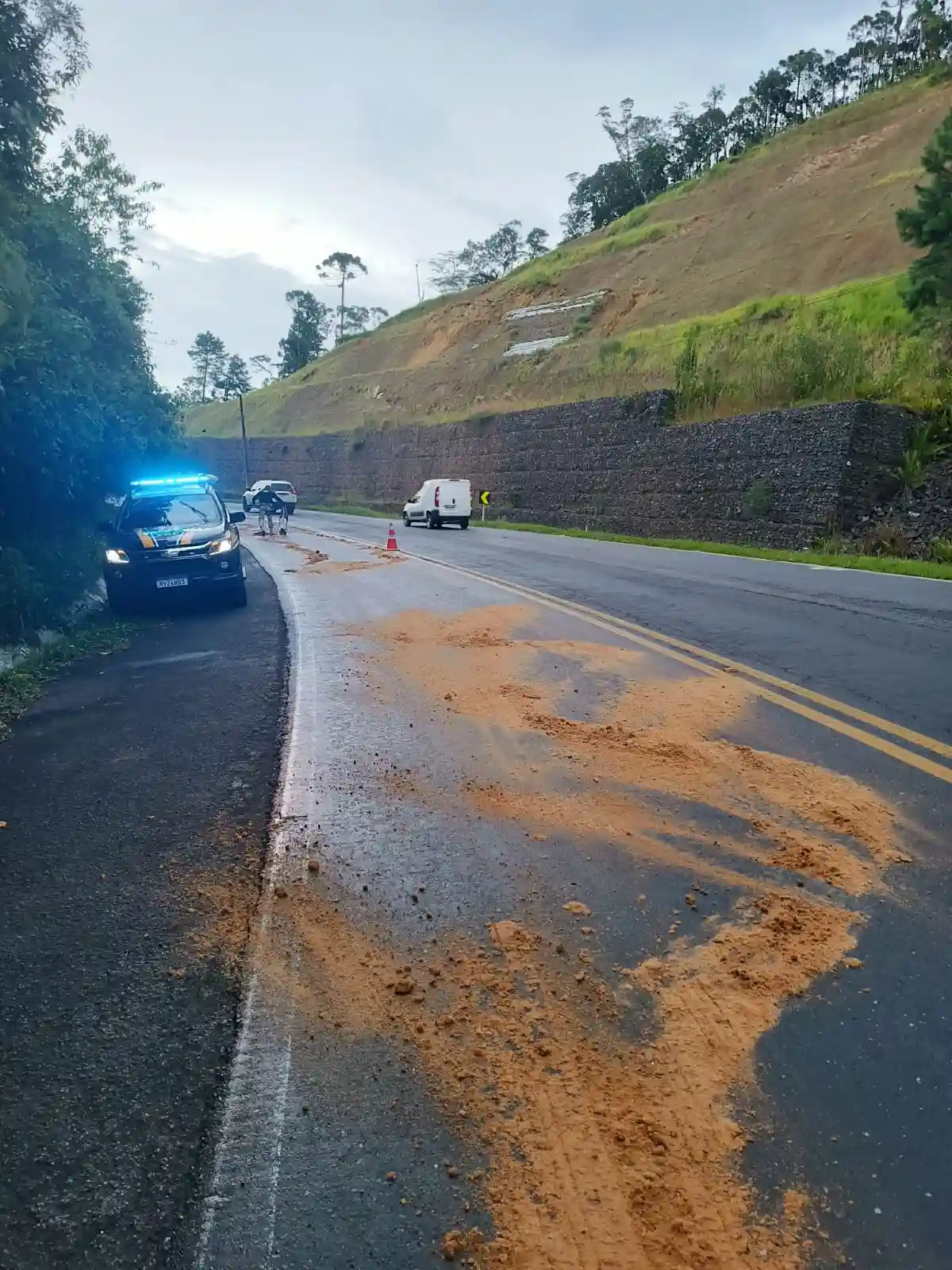 decorrência de pista escorregadia br-280 corupá