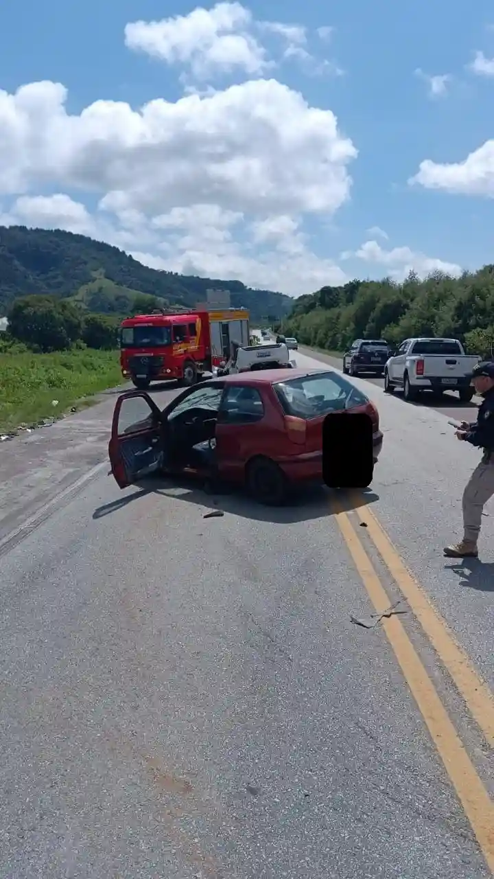 em virtude de acidente br-282 Acidente envolvendo carro na BR-282 em Bom Retiro