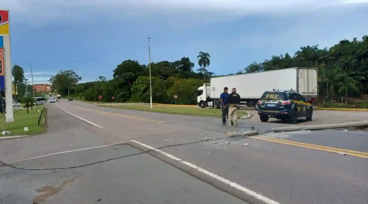 queda de um poste de energia elétrica br-470 Lontras