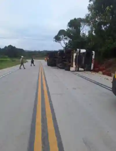 caminhão tombado