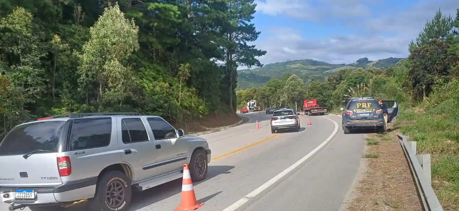 br-282 rancho queimado equipes realizam a remoção de um