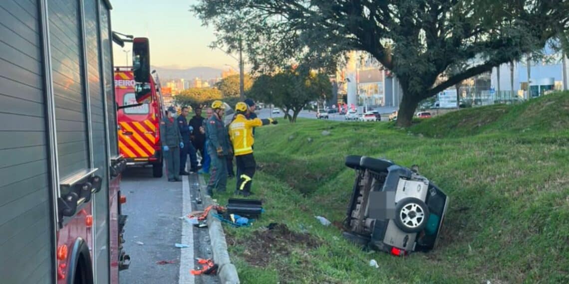 Carro capota na Via Expressa