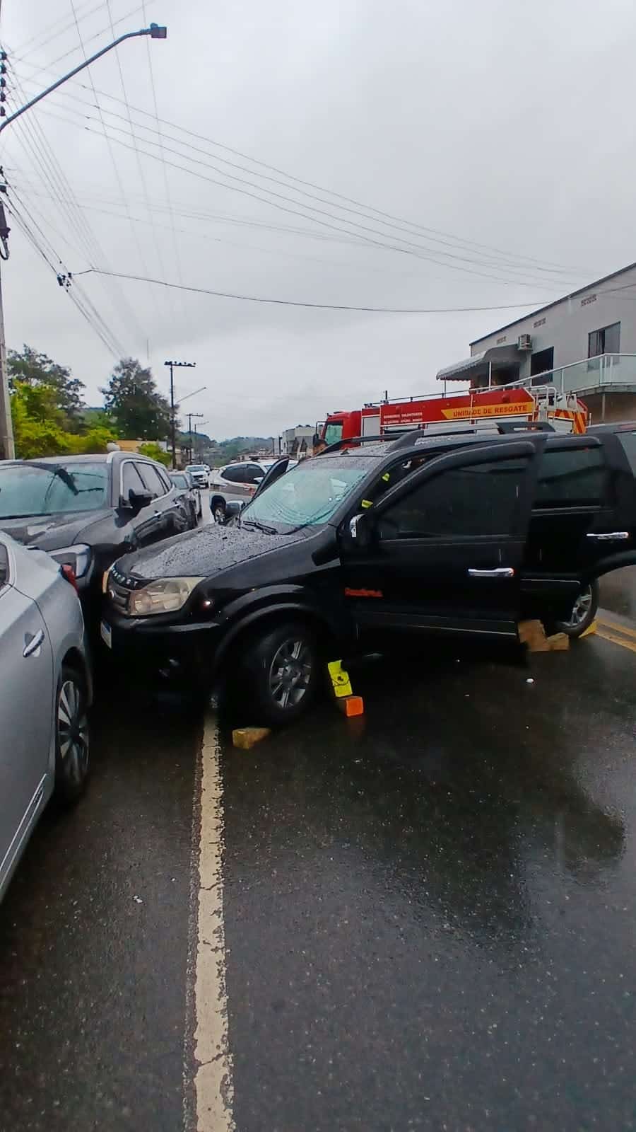 COLISÃO ENTRE VEÍCULOS NA