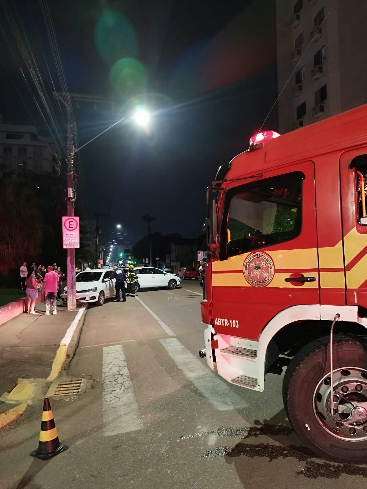 acidente de trânsito envolvendo três veículos