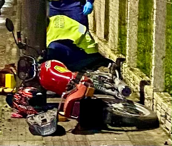 moto em poste